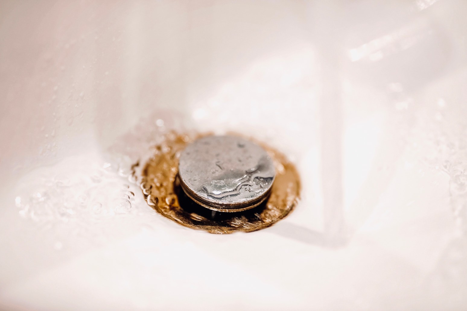 Waschbecken mit fließendem Wasser
