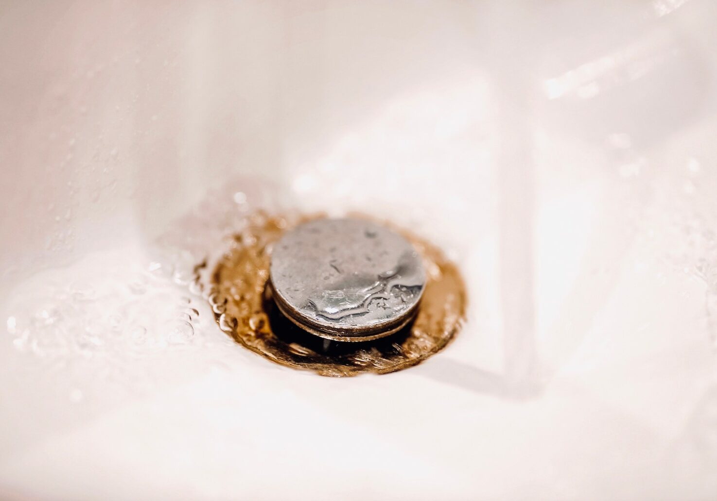 Waschbecken mit fließendem Wasser