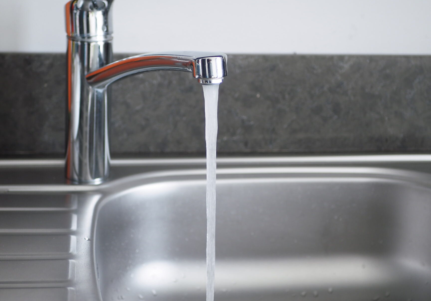 Wasserhahn mit laufendem Wasser